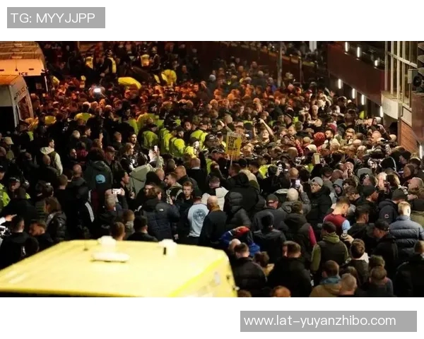 声援巴勒斯坦，奥萨苏纳球迷在比赛中举起巴斯克语横幅抨击以色列